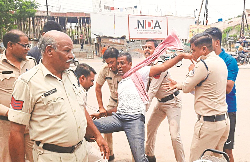 Fed up with the builder, attempted self-immolation near the police station
