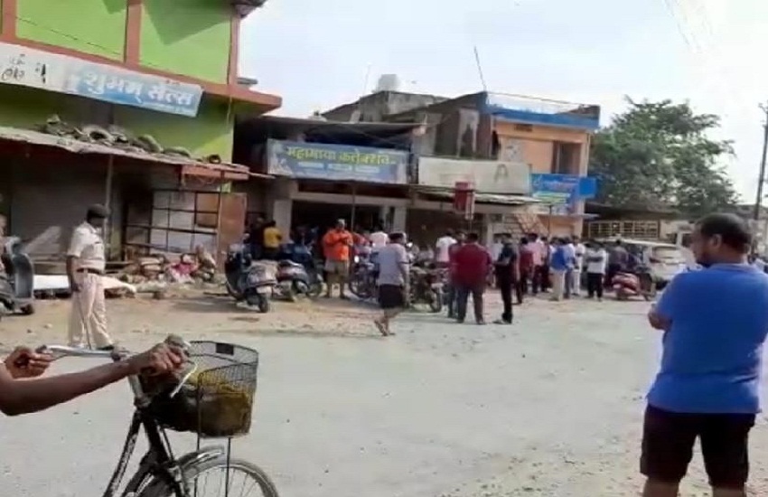 CG Assembly Election 2023 : सड़कों की बदहाली से लोग हो रहे परेशान, ग्रामीण बोले - बस चुनाव के समय करते है बड़े-बड़े वादे