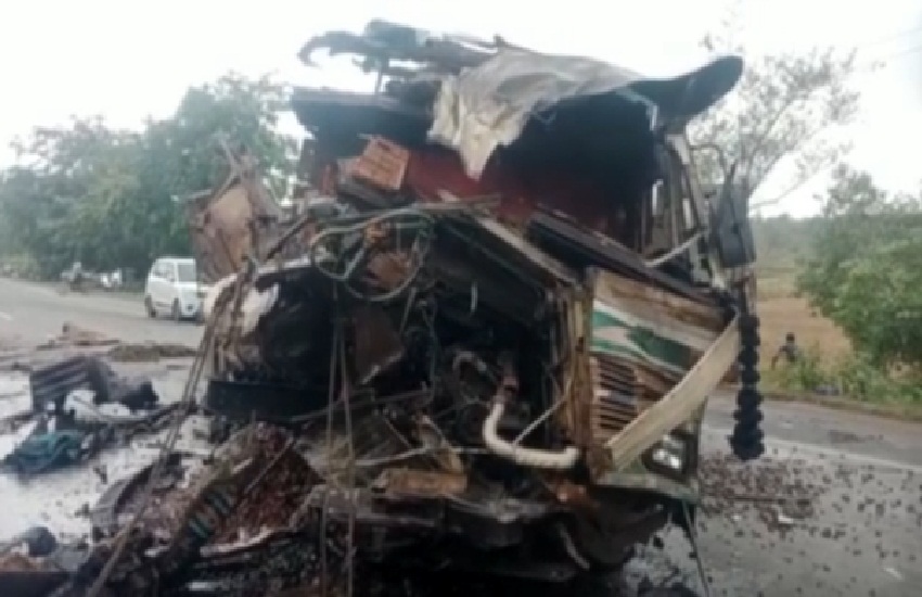 NH-30 में दो ट्रकों में हुई जबरदस्त भिड़ंत, गाड़ियों के उड़े परखच्चे, दोनों ड्राइवर का हुआ ये हाल, देखें वीडियो