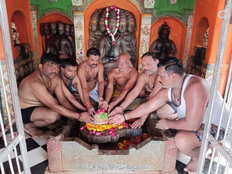 Chitrakoot News : बारिश के लिए चित्रकूट में निभाई गई परंपरा, बुंदेली सेना ने 121 घड़े मंदाकिनी के जल से भोलेनाथ का किया अभिषेक