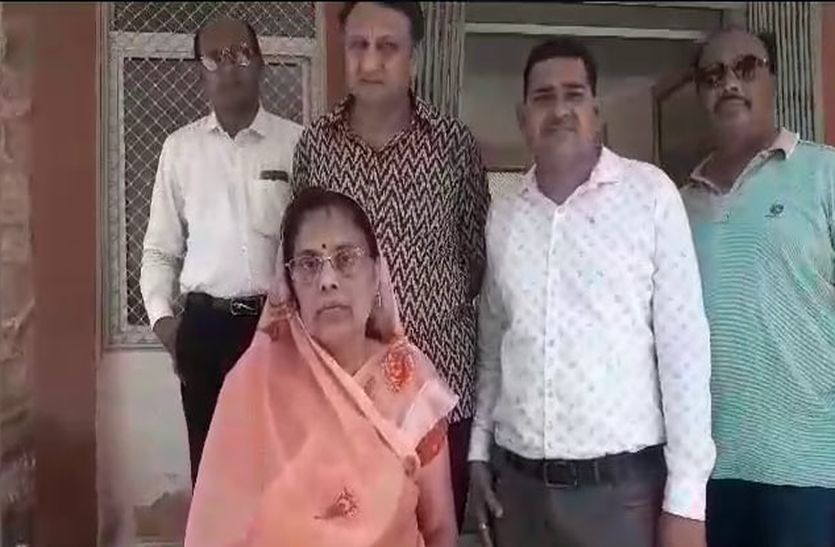 देखें वीडियो : महिला को झांसा देकर सोने के कड़े और चेन ले भागे दो ठग