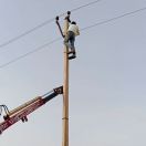 बिजली के पोल लगाकर सुचारु की विद्युत आपूर्ति