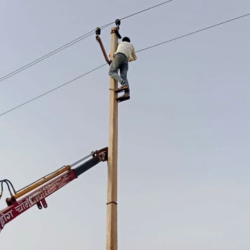 बिजली के पोल लगाकर सुचारु की विद्युत आपूर्ति