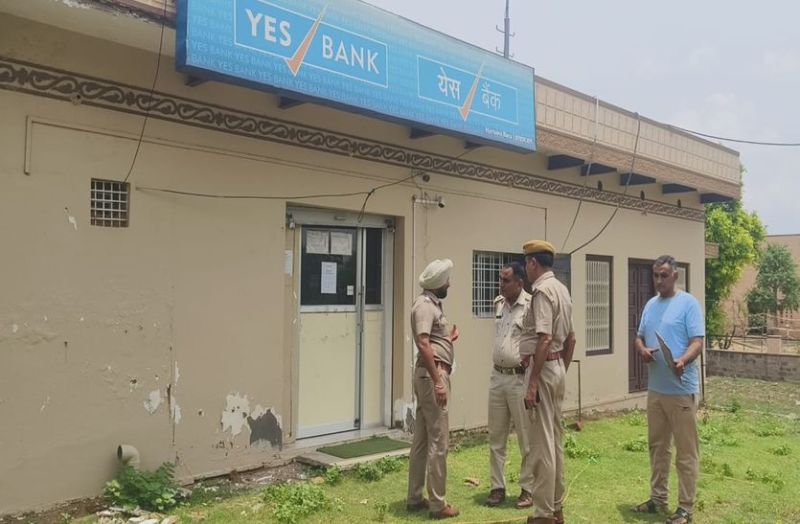 विचित्र लूट: बिना हथियार 20 मिनट रुककर एक पर्ची से 24 लाख रुपए लूट ले गया अकेला बदमाश