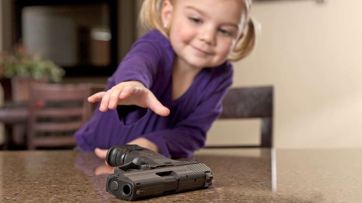 little_girl_with_gun_1.jpg