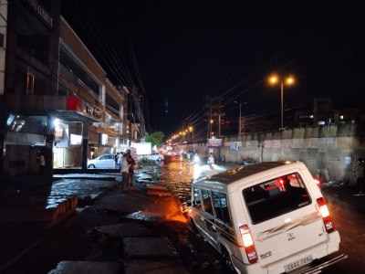 Watch video : रिंग रोड में  नहीं दिखा गड्ढा, फंसी सरकारी गाड़ी