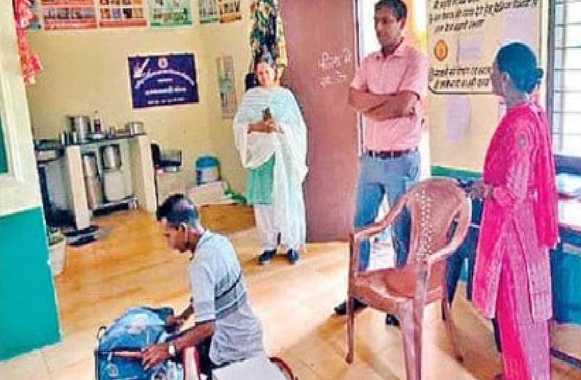 स्कूल में बिखरी पड़ी थी साड़ियां, अचानक आ गए कलेक्टर, देखकर रह गए हैरान