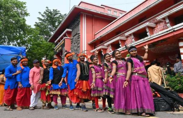  स्क्रीनिंग पूर्व विभाग के परिसर में डॉस की प्रेक्टिस करते कलाकार दिखाई दिए।