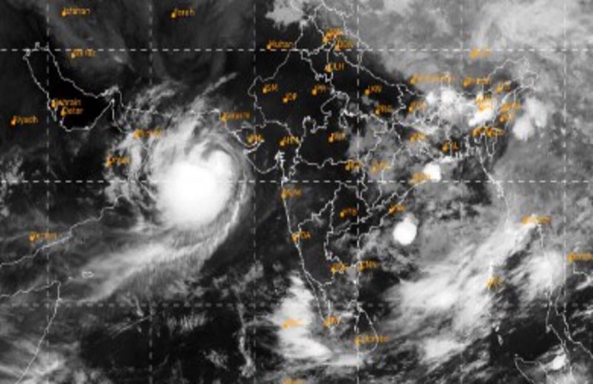 CG Weather update: बंगाल की खाड़ी में बन रहा स्ट्रांग चक्रवाती सिस्टम, 70-80 की रफ्तार से चलेंगी हवाएं, होगी ताबड़तोड़ बारिश, alert जारी