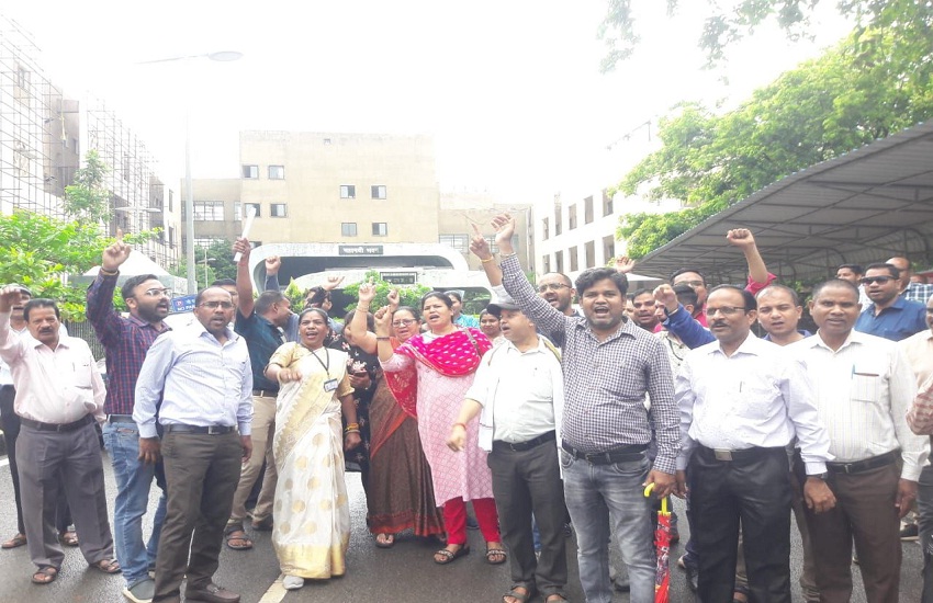 DA में बढ़ोतरी के बाद भी नहीं माने कर्मचारी, काम बंद कर मंत्रालय के बाहर की नारेबाजी, देखें वीडियो