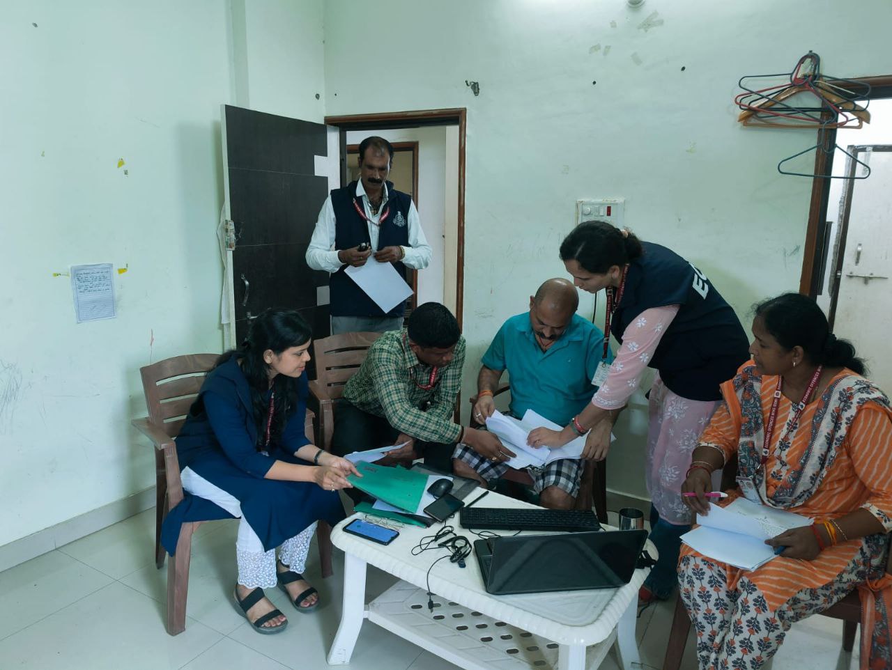 खाद्य सुरक्षा अधिकारी के घर से मिले संपत्ति के दस्तावेज, तीन बस्ते भरकर ले गई ईओडब्लू की टीम