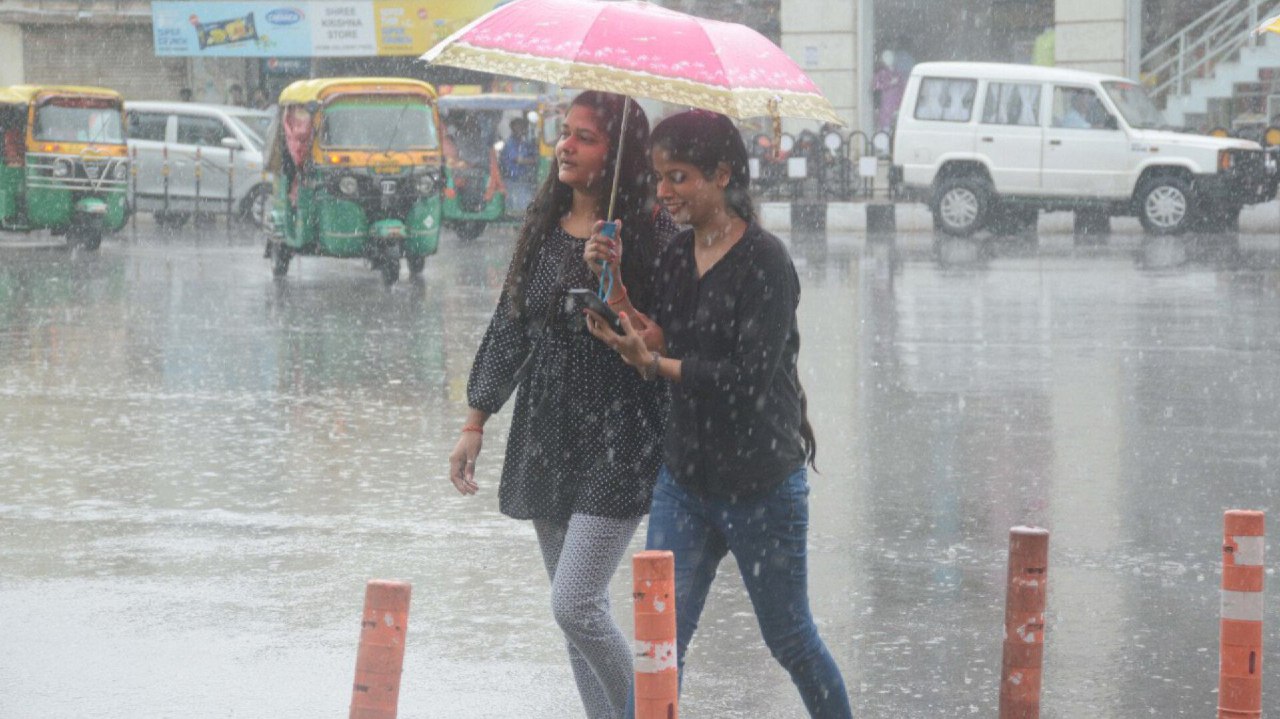 IMD Heavy Rainfall Alert in 3 Hour Thunderstorm Weather Forecast For 4 District