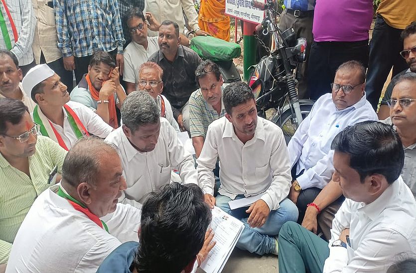 कांग्रेसी पार्षदों का हंगामा, आयुक्त का घेराव