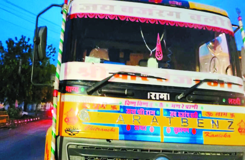 pistols_shown_to_dumper_drivers.jpg