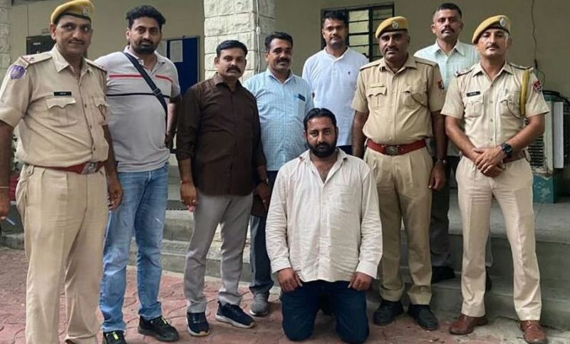 फायरिंग व डरा धमकाकर अवैध वसूली का इनामी हार्डकोर पकड़ा