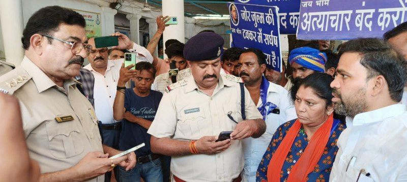 दलितों पर हुए अत्याचारों को लेकर इंदौर से एसपी को आवेदन देने आए राष्ट्रीय अध्यक्ष