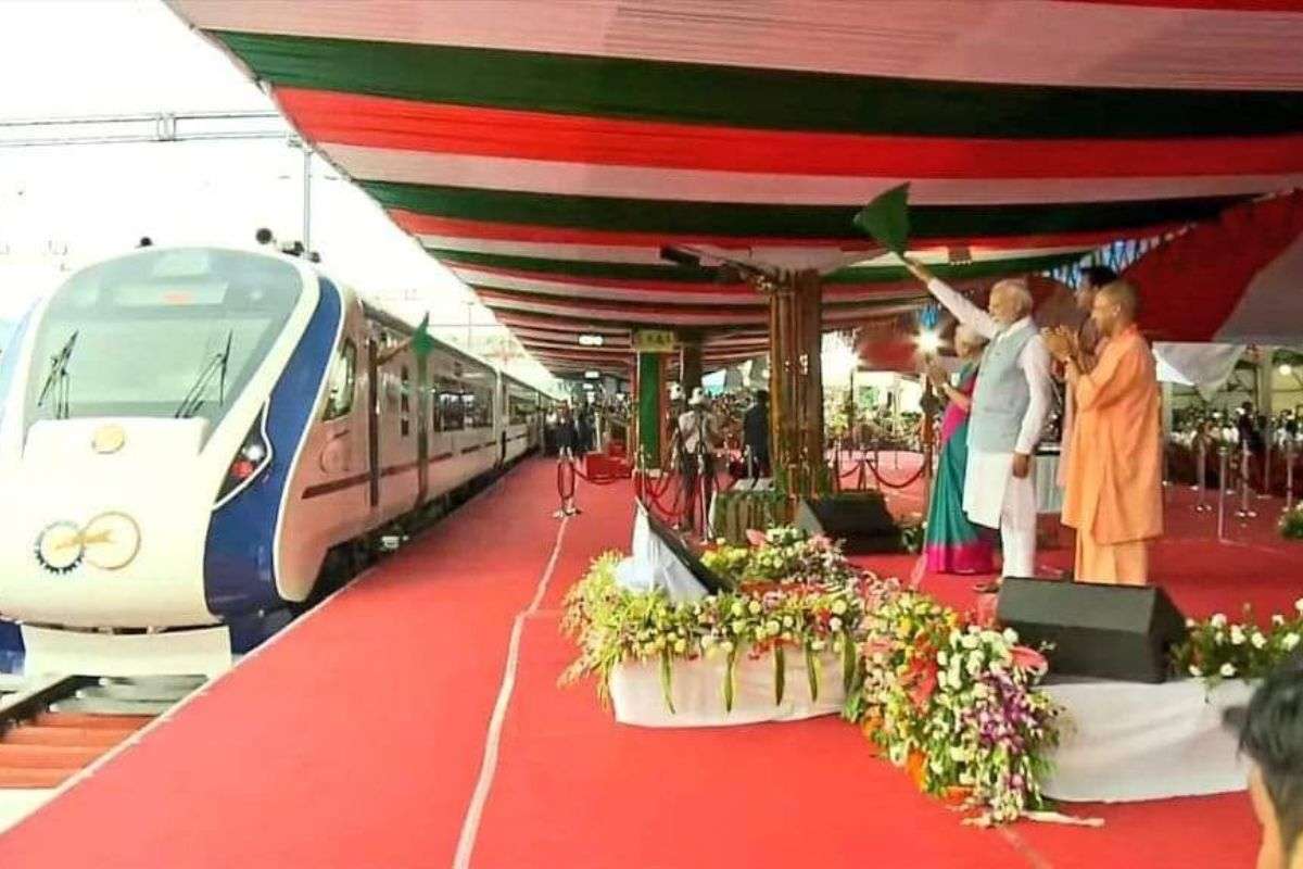 PM मोदी ने गोरखपुर से वंदे भारत को दिखाई हरी झंडी, CM योगी बजाते रहे ताली, देखें
तस्वीरें