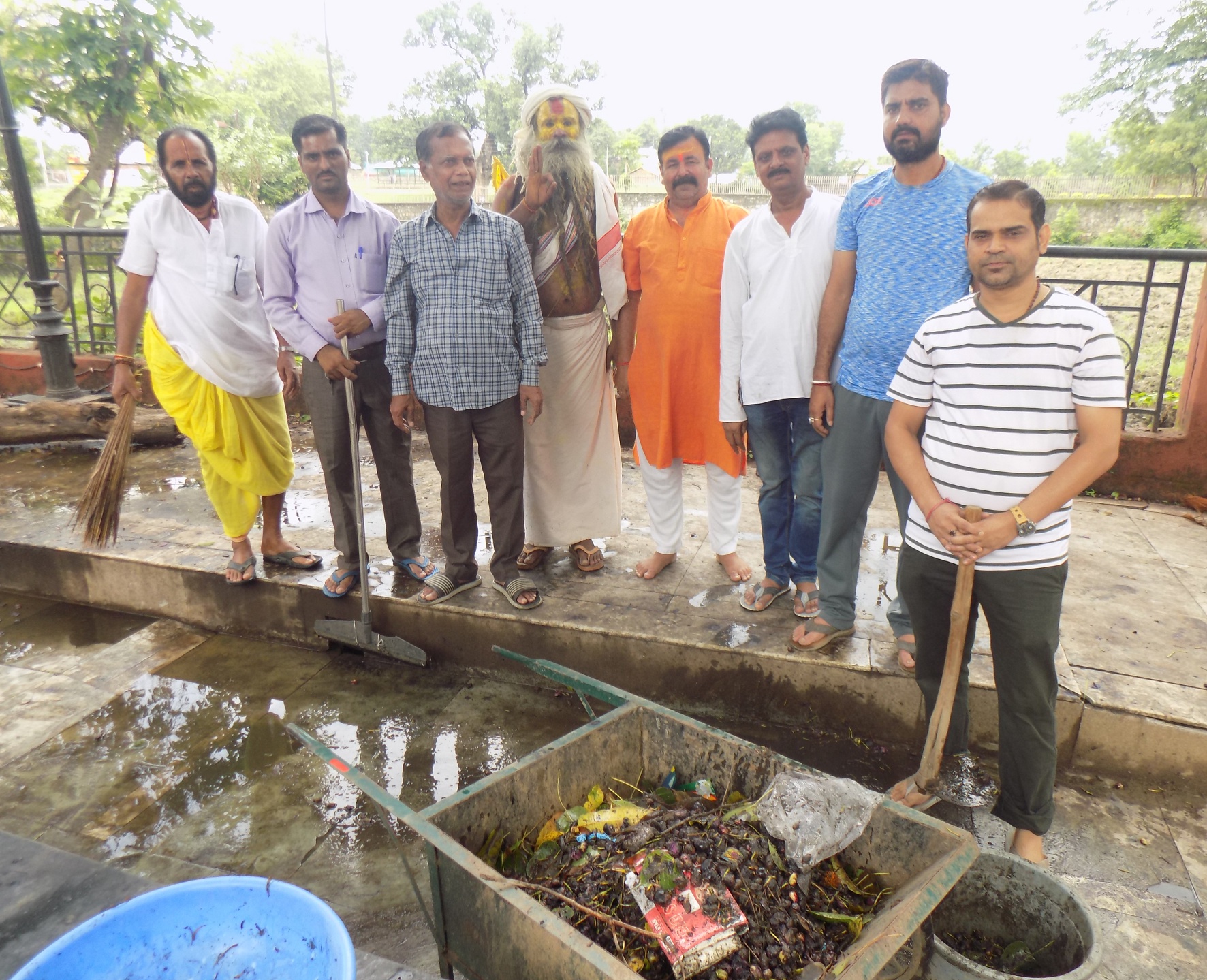 Video Story :- ब्रम्हाण समाज मंदिर परिसर में सफाई कर दिया स्व‘छता का ...