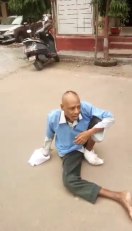 विक्टोरिया की सड़क पर घिसटता रहा बीमार भूखा-प्यासा वृद्ध