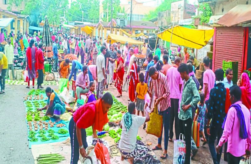 बुधवारी और इतवारी बाजार में भीड़