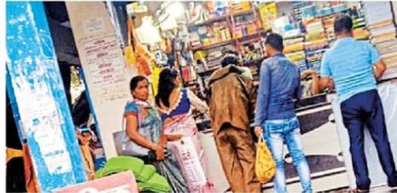 चिन्हित दुकानों से सामग्री खरीदने के लिए पेरेंट्स पर दबाव बनाते हैं स्कूल संचालक