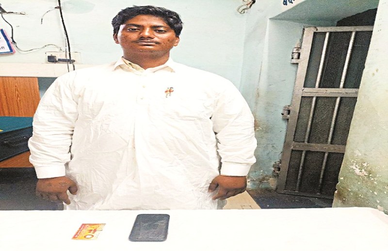 एप्पल का मोबाइल हवन में चढ़ाने से थमेगी मौत बताकर बाबा ने 40 लाख ठगे