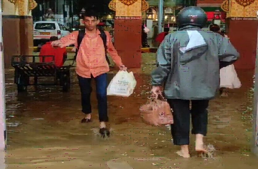 Video weather Report… Ajmer अजमेर स्टेशन… प्लेटफार्म व पटरियों के बीच भी पानी