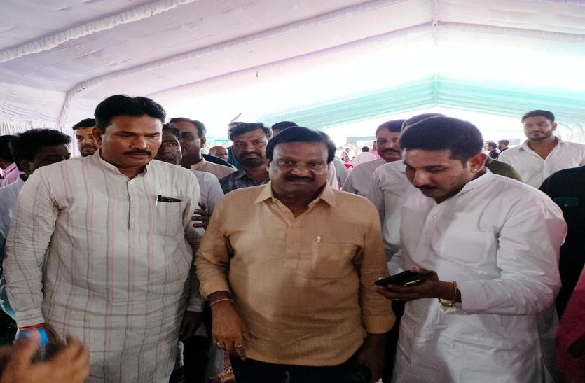 Indore News : ऐसा क्या हुआ...कांग्रेस के कार्यक्रम में मंच से उतर गए सज्जन सिंह वर्मा