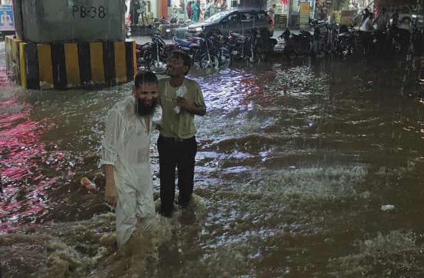 Video weather Report… Ajmer बारिश के पानी में कैसे बह गया स्कूटर