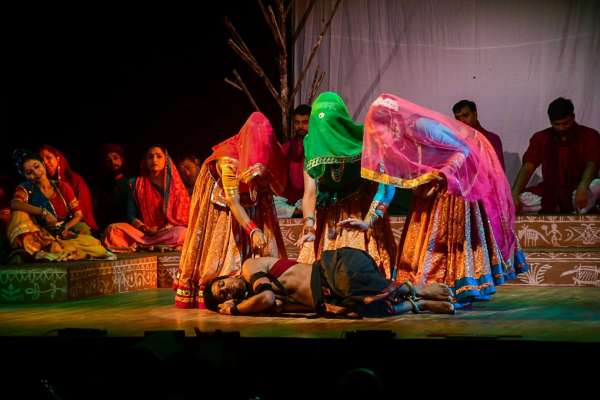 mai ri kase kahun play