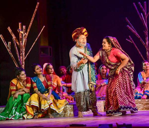 mai ri kase kahun play