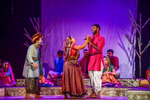 mai ri kase kahun play