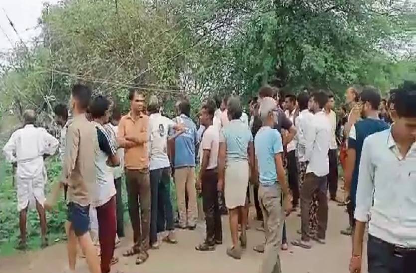 बड़ा हादसा-ट्रांसफर के पोल पर लगा करंट, एक झटके में मौत, देखें वीडियो