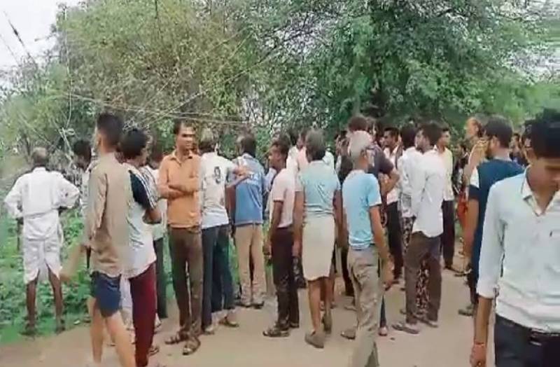 बड़ा हादसा-ट्रांसफर के पोल पर लगा करंट, एक झटके में मौत, देखें वीडियो