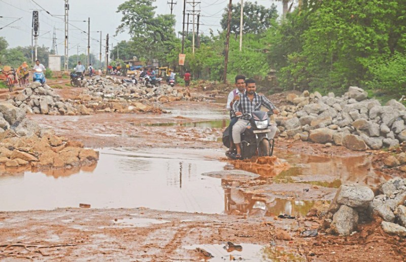 मानसून में रायपुर का हाल हुआ बेहाल, सड़क बन रहा तालाब, जान हथेली पर रखकर चलते है लोग