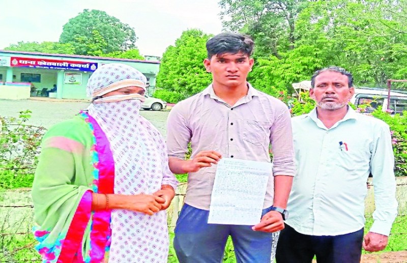 Entering the house, 7-8 people including the youth beat up the woman