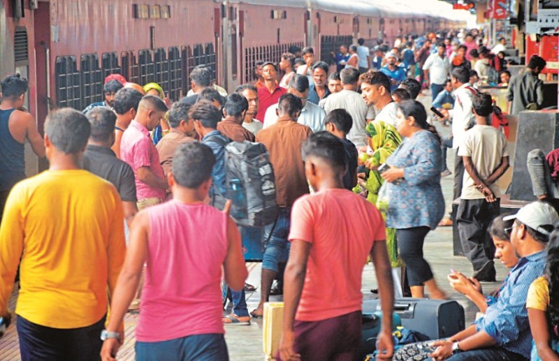 कोई सुधार नहीं, यात्रियों को रुला रहा रेलवे, देरी के वजह से ‘आजाद हिंद’ रद्द