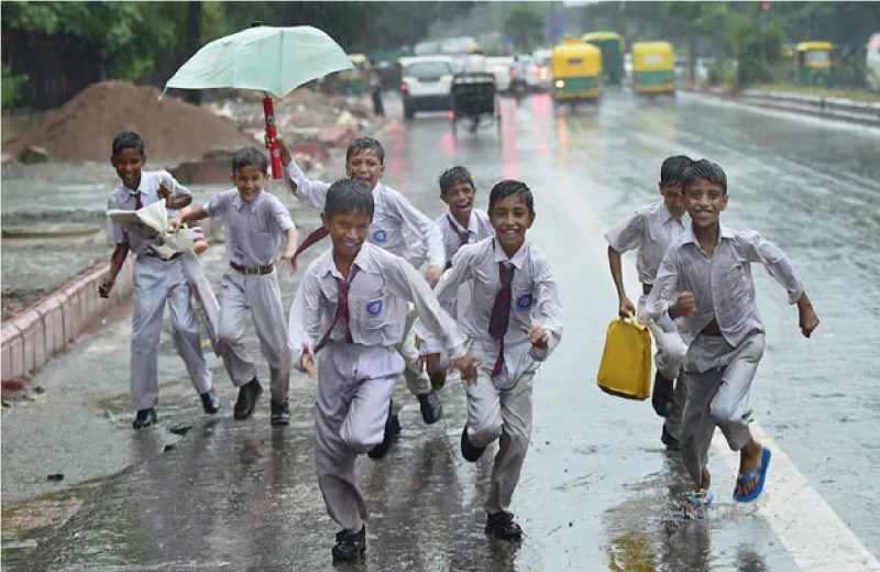 लगातार बारिश के चलते इन राज्यों में स्कूल बंद करने के आदेश, जानिए कब खुलेंगे