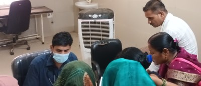 मरीज समझ रहे सर्जन, लेकिन इलाज लिख रहे आयुर्वेदिक डॉक्टर