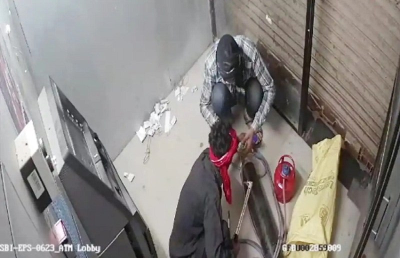 पैसा निकालने के बहाने घुसे ATM.. फिर मशीन तोड़कर लाखों रुपए किये पार, पुलिस ने किया खुलासा