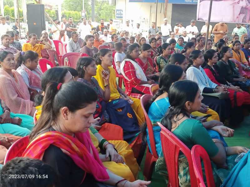 गौ मांस बेचने वाले पर कार्रवाई की मांग, सर्व हिन्दू समाज ने किया प्रदर्शन