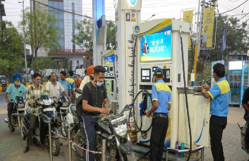 जिले में डीजल-पेट्रोल की हो रही किल्लत, नहीं हो रही बराबर सप्लाई, चालकों को लगानी पड़ रही लंबी लाइन