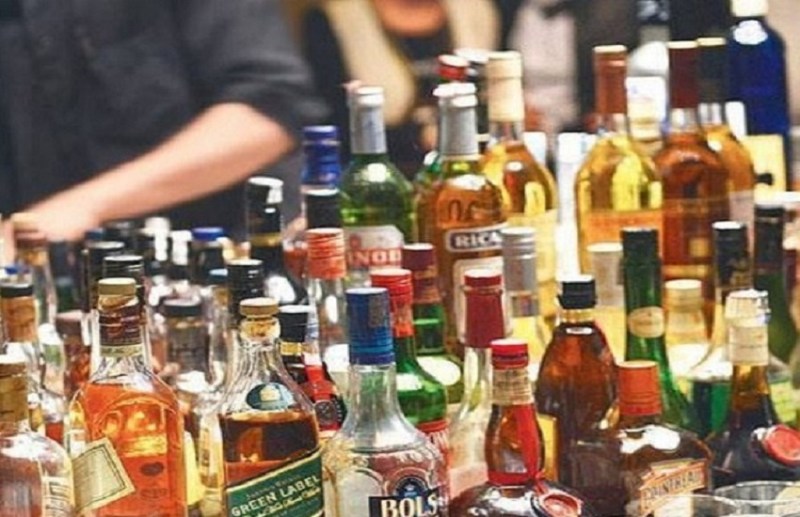 Liquor scam: शराब घोटाले पर सरकार की बड़ी कार्रवाई, 4 आबकारी अफसरों को भेजा नोटिस...देखें नाम