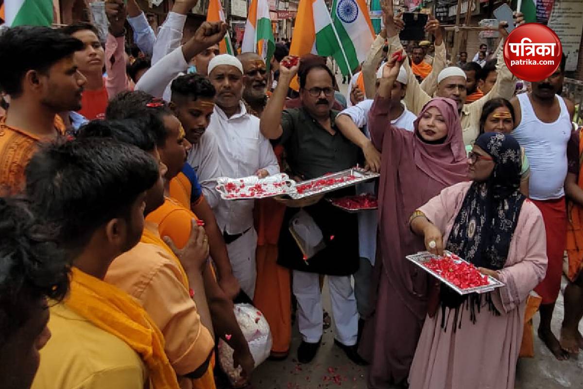 Sawan First Somwar वाराणसी में मुस्लिम बंधुओं ने कावंड़ियों पर की पुष्प वर्षा On the Monday