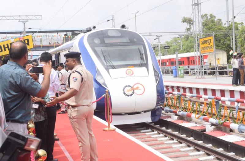 vande_bharat_superfast_train.jpg