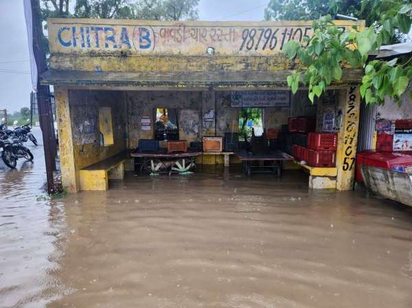 साबरकांठा में भारी बारिश...बच्चों ने उठाया लुत्फ, राहगीर रहे परेशान