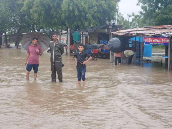 साबरकांठा में भारी बारिश...बच्चों ने उठाया लुत्फ, राहगीर रहे परेशान