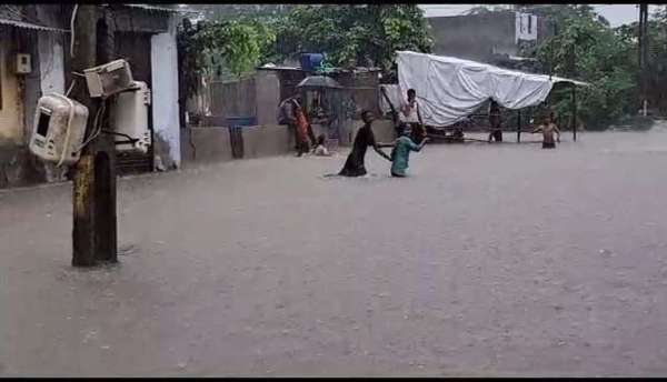 साबरकांठा में भारी बारिश...बच्चों ने उठाया लुत्फ, राहगीर रहे परेशान