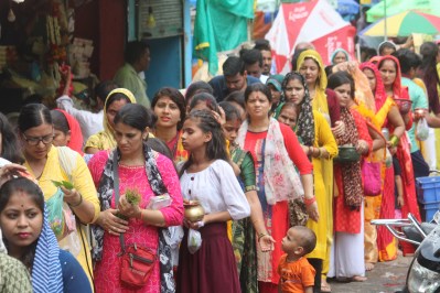 सावन के पहले सोमवार पर शिवालयों में सुबह से लगीं लंबी कतारें