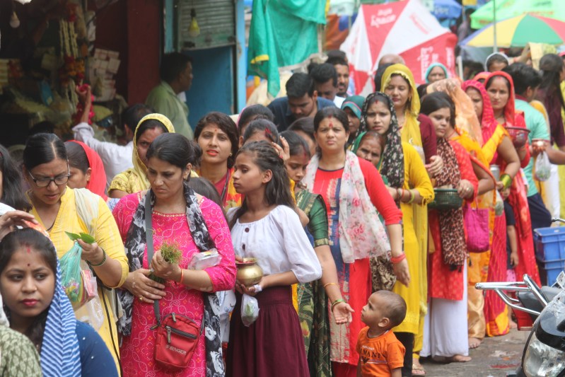 सावन के पहले सोमवार पर शिवालयों में सुबह से लगीं लंबी कतारें